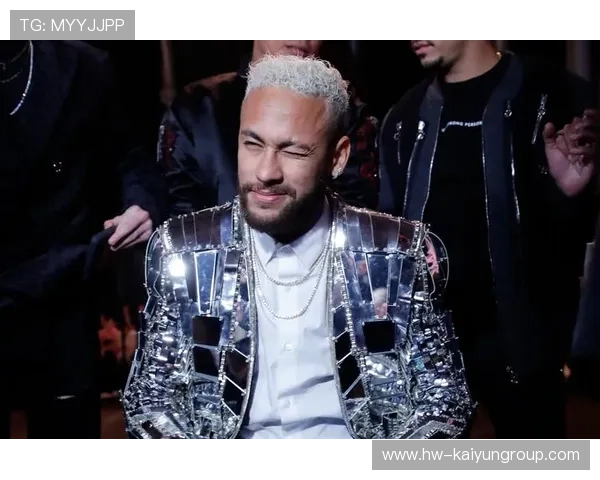 内马尔与少年选手切磋技术，耐心教导被广泛传播